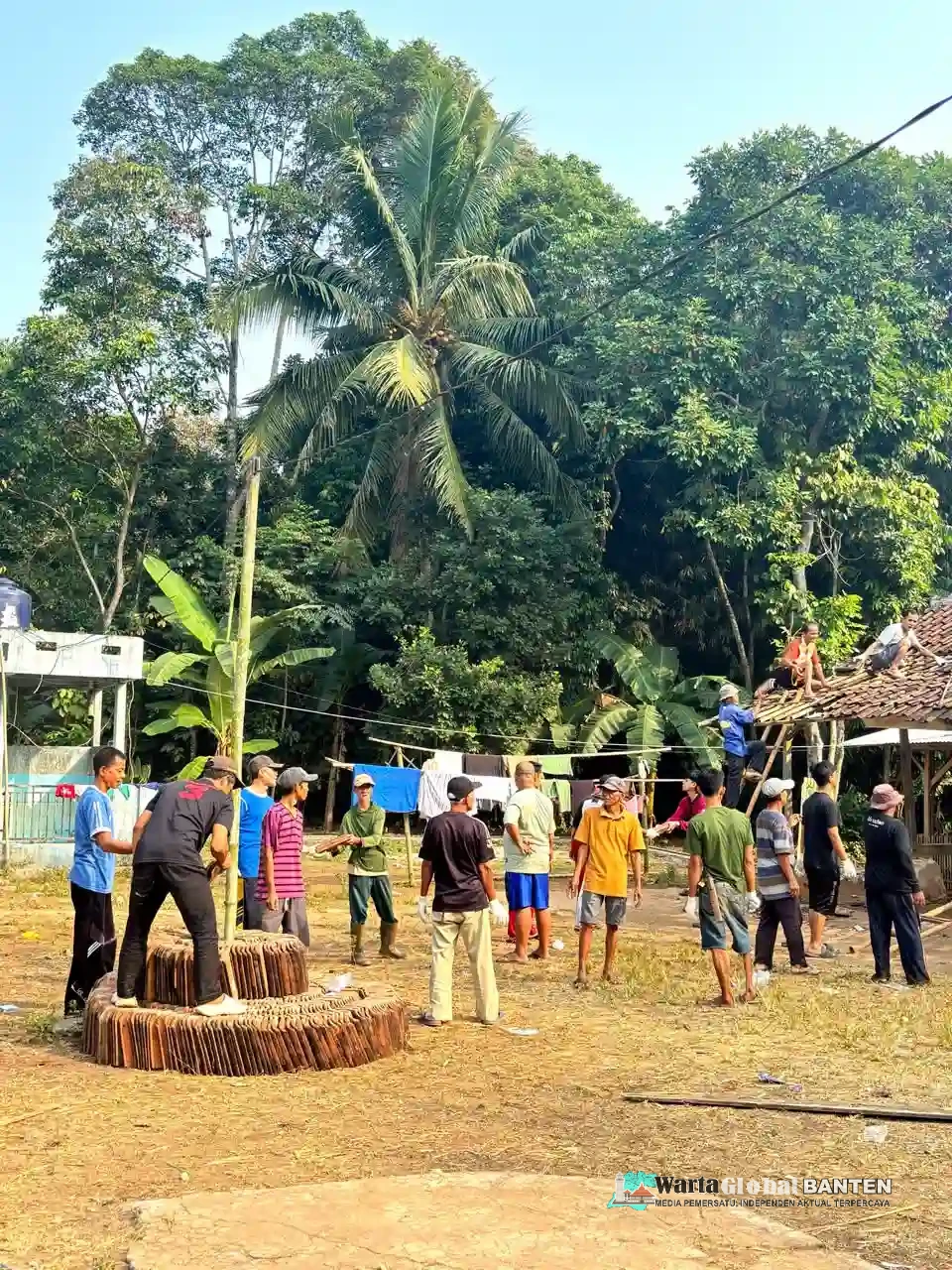 Mahasiswa KKM UNIBA Kelompok 41 dan Warga RT 14 Kampung Pajarakan Gelar Gerakan Bersih Desa, Wujudkan Lingkungan Bersih dan Percepat Renovasi PAUD Mahasiswa KKM UNIBA Kelompok 41 dan Warga RT 14 Kampung Pajarakan Gelar Gerakan Bersih Desa, Wujudkan Lingkungan Bersih dan Percepat Renovasi PAUD
