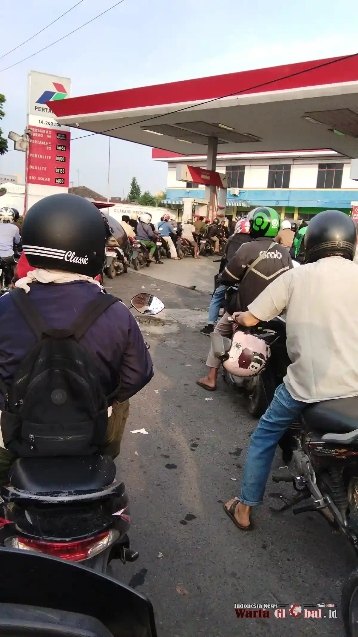Antrian Panjang Pengisian BBM di SPBU di Kota Medan Membuat Warga Jenuh dan Kecewa Antrian Panjang Pengisian BBM di SPBU di Kota Medan Membuat Warga Jenuh dan Kecewa