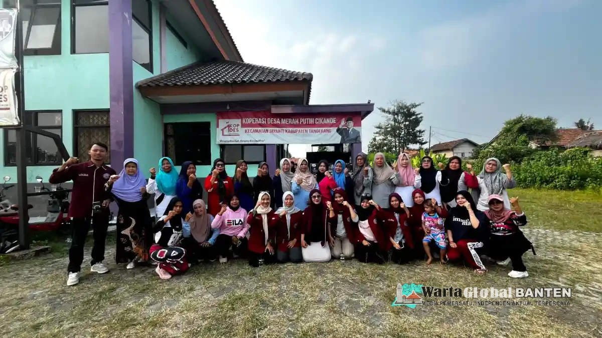 Mahasiswa Kkm Kelompok 90 Universitas Bina Bangsa Dalam Kegiatan Senam Bersama Ibu-ibu Lansia