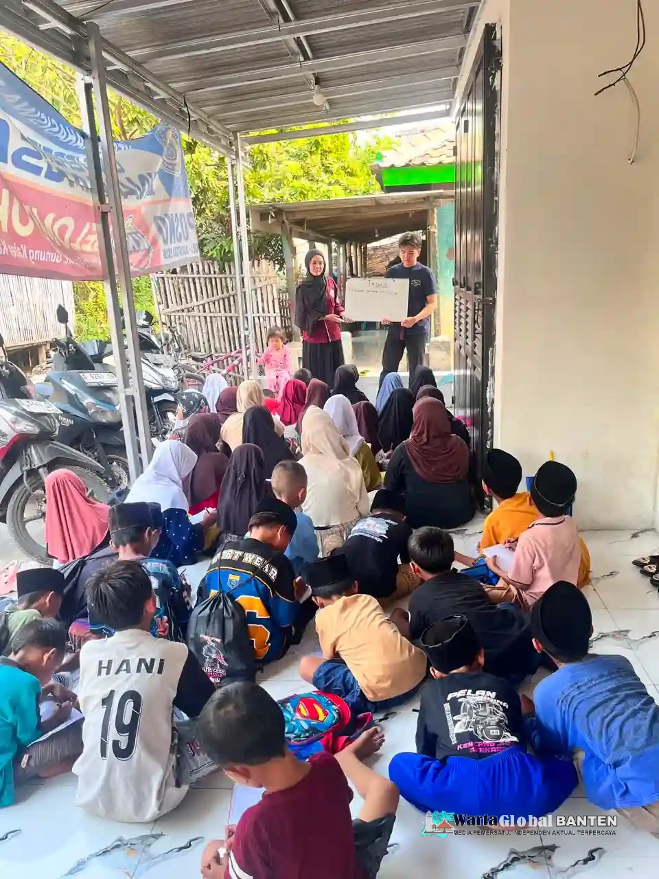 Mahasiswa KKN Kelompok 100 Bina Bangsa Buka 'Pojok Bahasa' Inggris-Arab dan Ajarkan Tajwid untuk Anak-Anak di Desa Ranca Gede