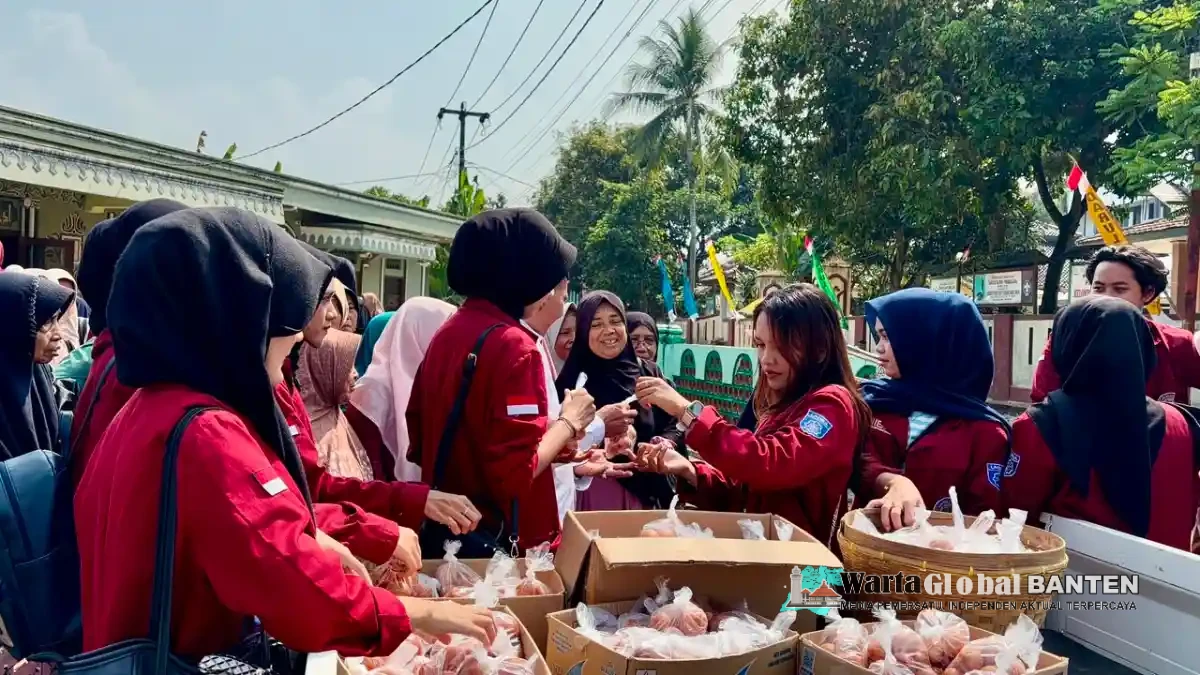 Mahasiswa KKM Uniba Kelompok 68 Bagikan Telur dari PT SPU Farm untuk Jamaah Masjid Jami Al-Amin