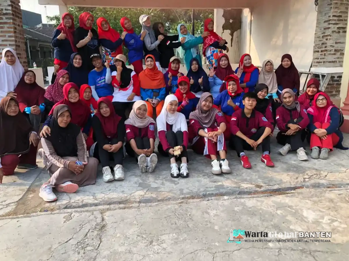 Mahasiswa KKM Kelompok 54 Universitas Bina Bangsa Pererat Kebersamaan Lewat Senam Bersama Warga Desa Kramatwatu