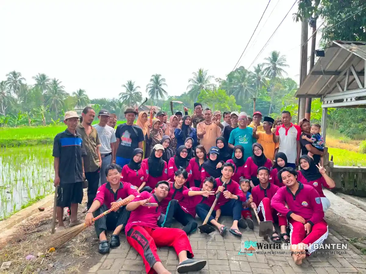 Kelompok 68 KKM Uniba Gotong Royong Bersama Warga Kampung Pageret, Ditutup Makan Bareng di Pinggir Sawah